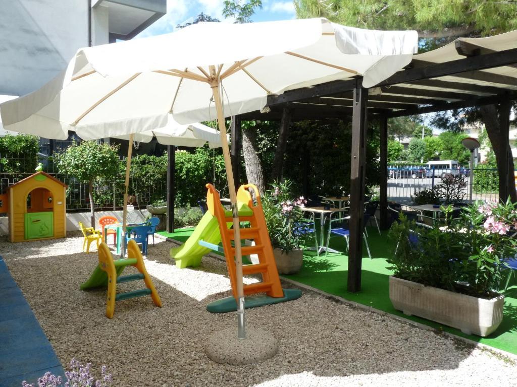 Hotel Arlesiana Rimini Bagian luar foto
